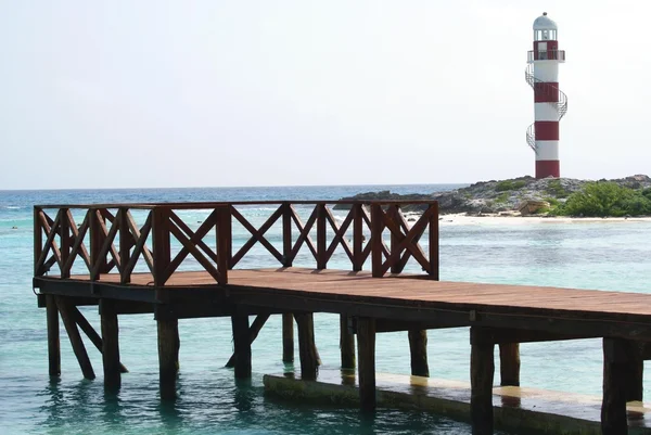 Latarnia morska i drewniany most na city beach cancun, Meksyk — Zdjęcie stockowe