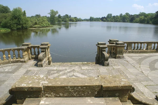 Hever patio del castillo con vistas a un lago en Hever, Hever, Edenbridge, Kent, Inglaterra —  Fotos de Stock