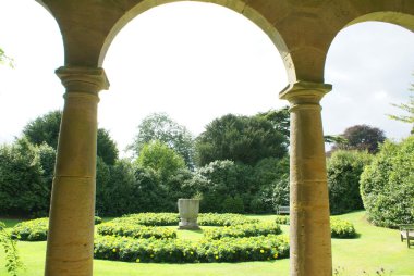 bir summehouse aracılığıyla batık bahçe sahne