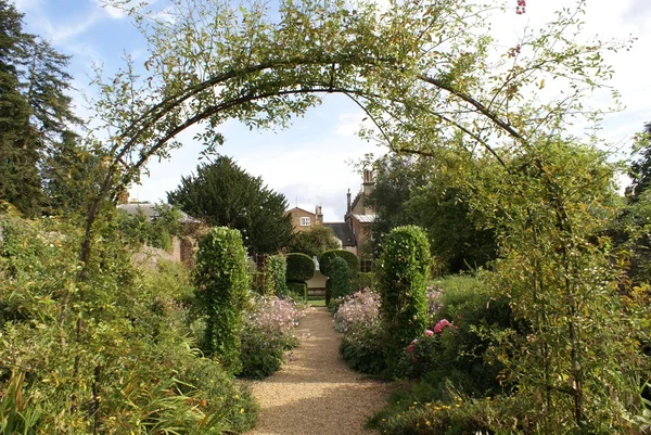 Trädgårdsgången med en ros båge — Stockfoto