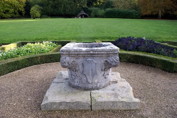 Sculptured urn — Stock Photo, Image