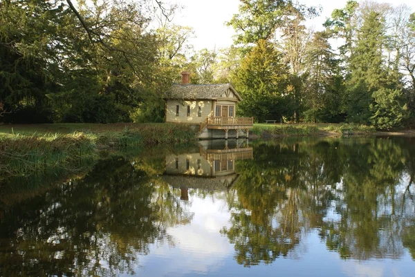 Boathouse em um lago — Fotografia de Stock