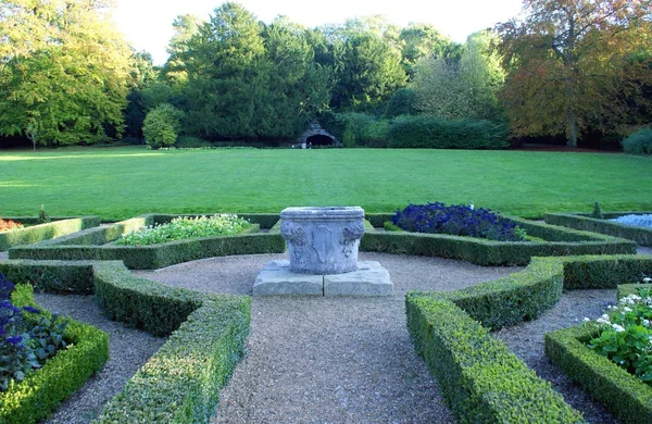 Urn in a knot garden — Stock Photo, Image