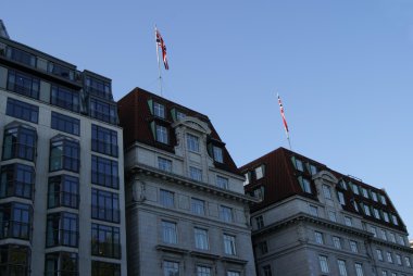 Union Jack bayrakları ile İngiliz mimarisi