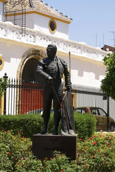 Статуя Курро Ромеро на площади Plaza de Toros de la Maestranza в Севилье, Испания, Европа — стоковое фото