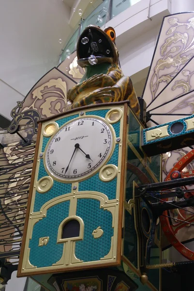 Mechanical clock with a model of a frog blowing bubbles — 图库照片