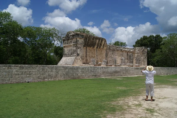 Tourist taking photo of The Pok ta Pok Ball Court in Chichen Itza, Mexico — Stok fotoğraf