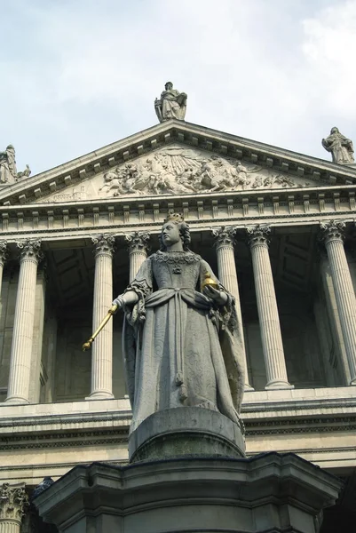 Queen Anne's Statue in front of St. Paul's Cathedral in London, England, Europe — Stockfoto