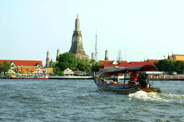 Wat Arun au bord de la rivière Chao Phraya à Bangkok, Thaïlande, Asie — Photo