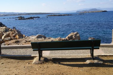 koltuk veya tezgah Promenade Chania liman Crete, Yunanistan