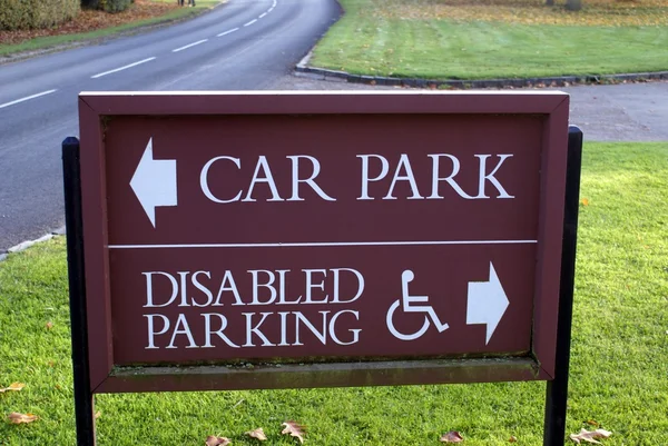 Panneau parking. panneau de stationnement handicapés — Photo