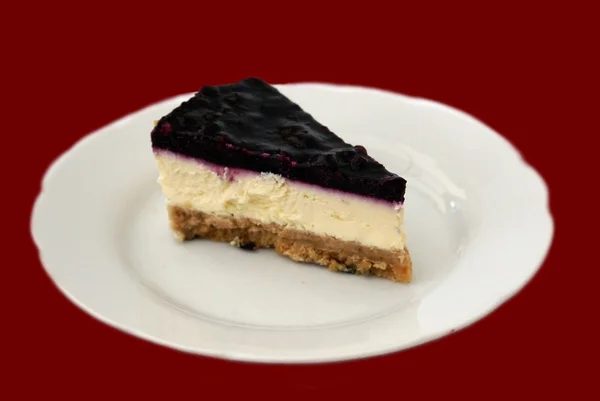 皿の上のブルーベリーのチーズケーキの部分 — ストック写真