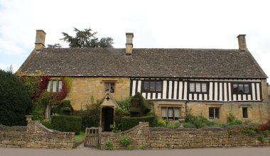 Tudor mimarisi ve Porsuk bahçevan ağaçlar