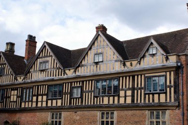 Windows ile üçgen çatı çatı Tudor mimarisi