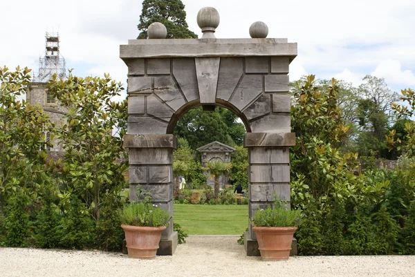 Maneira arqueada no jardim do castelo de Arundel em Arundel, Sussex ocidental, Inglaterra, Europa — Fotografia de Stock