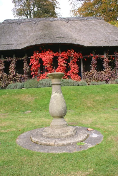 Zonnewijzer in Chirk Castle garden in Wrexham, Wales, Engeland, Europa — Stockfoto