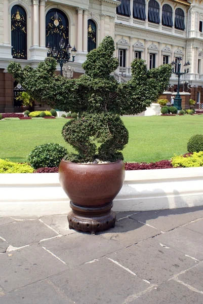 Vaas in de tuin van The Grand Palace in Bangkok, Thailand, Azië — Stockfoto