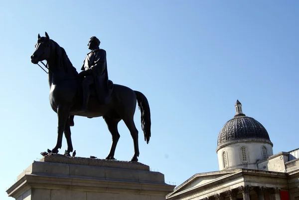 Statue of King George IV and The National Gallery in Trafalgar Square, London, England, Europe — Stock Photo, Image