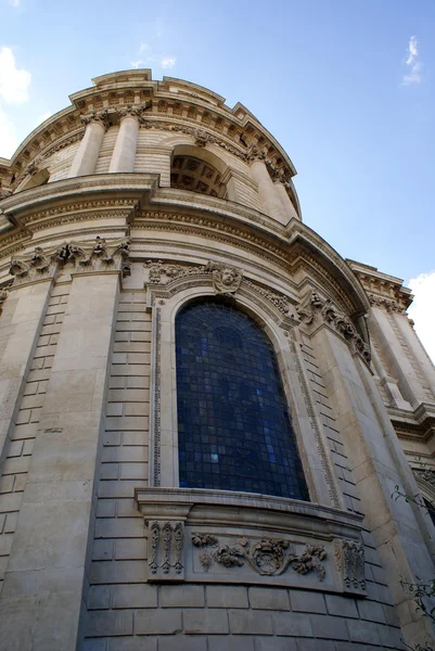 Skulpterade välvda gotiska fönster av St Paul katedralen i London, England, Europa — Stockfoto