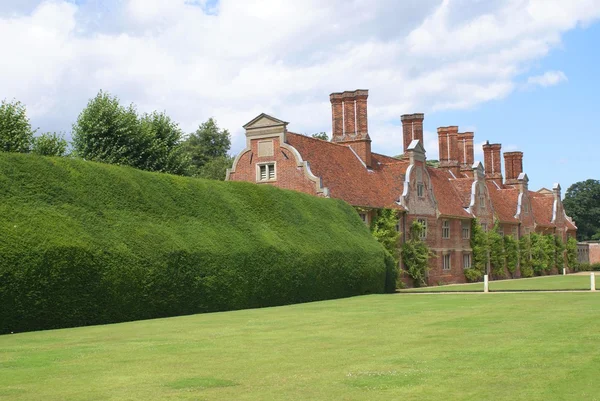 Tudor arkitektur och hedge — Stockfoto