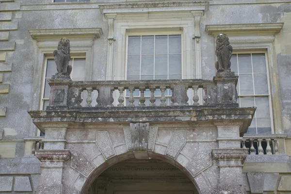 Vecchio balcone con statue di leone — Foto Stock