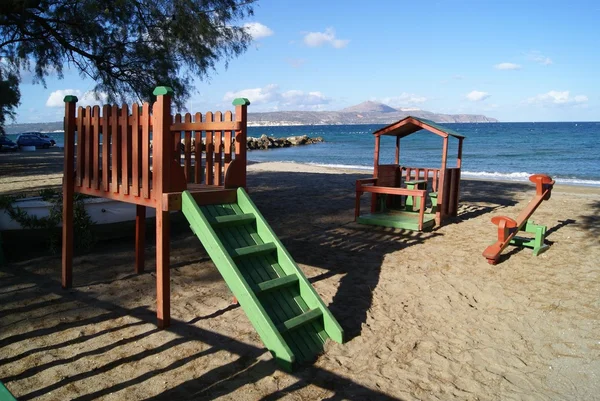 Seaaw, tour de guet et maison d'été pour les enfants à la plage de Kalives en Grèce . — Photo