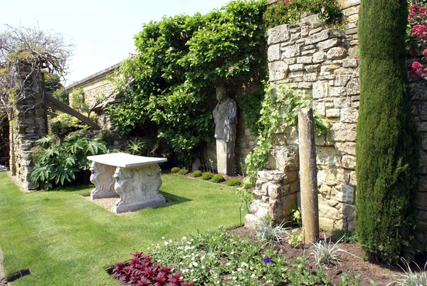 Mesa esculpida e uma estátua romana no jardim do Castelo de Hever em Kent, Inglaterra — Fotografia de Stock