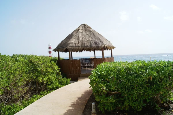 A mexikói Cancun strandon nádfedeles pavilon — Stock Fotó