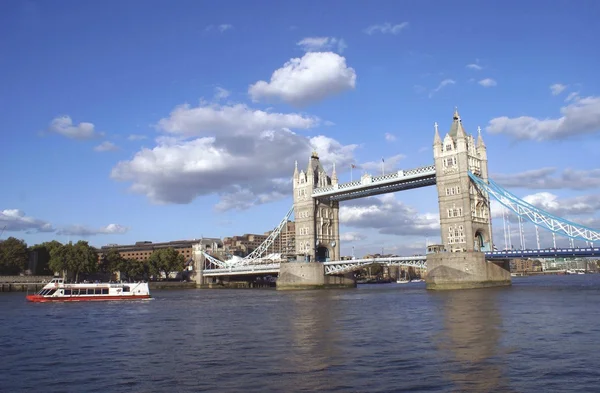 Tower Bridge sobre o Rio Tâmisa em Londres, Inglaterra, Europa — Fotografia de Stock