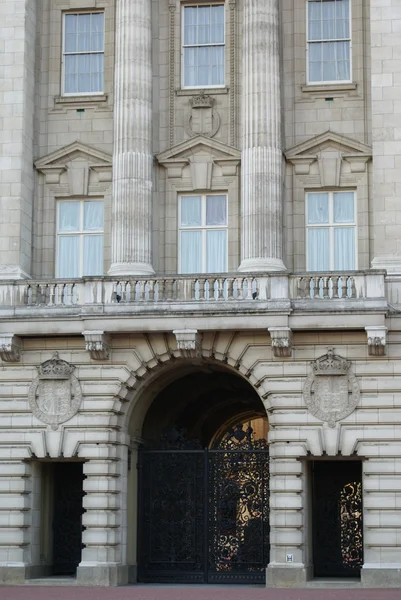 Balkongen och ingången till Buckingham Palace i London, England, Europa — Stockfoto