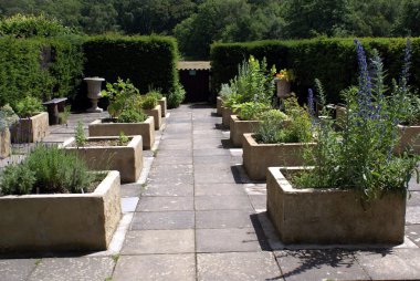 Bahçe yolu. Herstmonceux kale Bahçe Herstmonceux, East Sussex, İngiltere'de