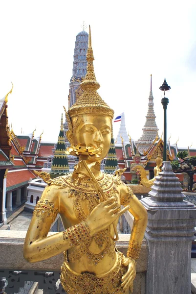 Statue Kinnari dorée à Wat Phra Kaew dans le Grand Palais, Bangkok, Thaïlande, Asie — Photo