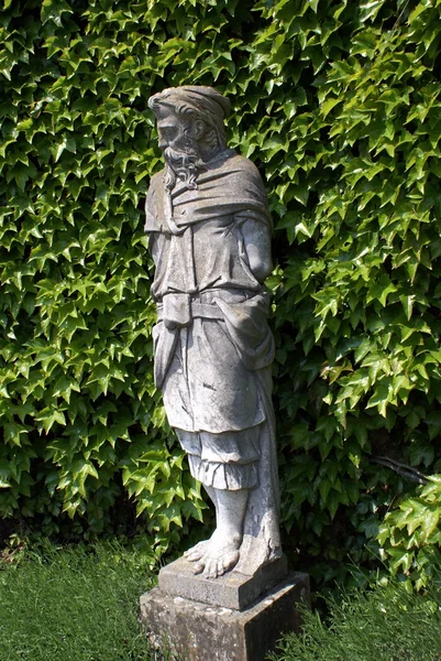 Estatua de hombre en el jardín del castillo de Hever en Hever, Edenbridge, Kent, Inglaterra — Foto de Stock