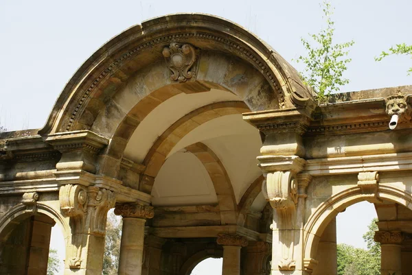 Arco nel giardino del castello di Hever a Hever, Edenbridge, Kent, Inghilterra, Europa — Foto Stock