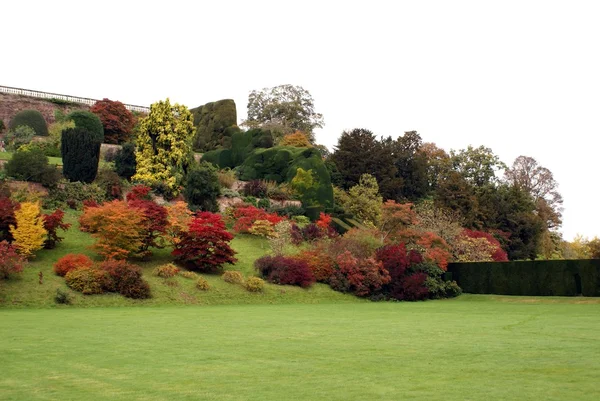 Autunno vista del giardino Powis Castle in Welshpool, Powys, Galles, Inghilterra — Foto Stock