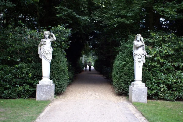 Garden path with statues — Stock Photo, Image