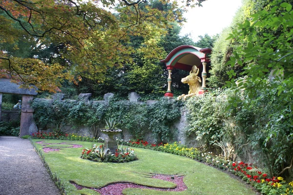 Asiatischer versunkener Garten mit einem Drachen und einer goldenen Wasserbüffelstatue — Stockfoto