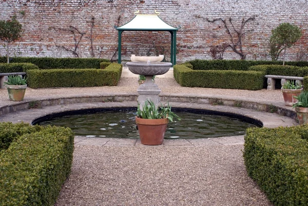 Brunnen in einem Knotengarten — Stockfoto