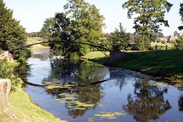 Ponte sobre um lago — Fotografia de Stock