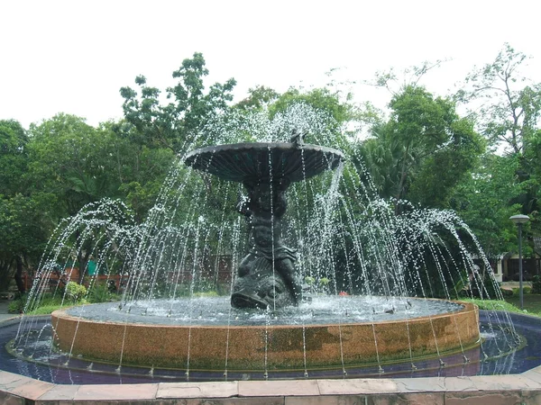 ドゥシット動物園は、バンコク、タイ、アジアの彫刻を施した噴水 — ストック写真
