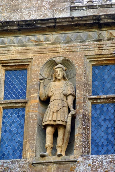 Una estatua de soldado con un escudo —  Fotos de Stock