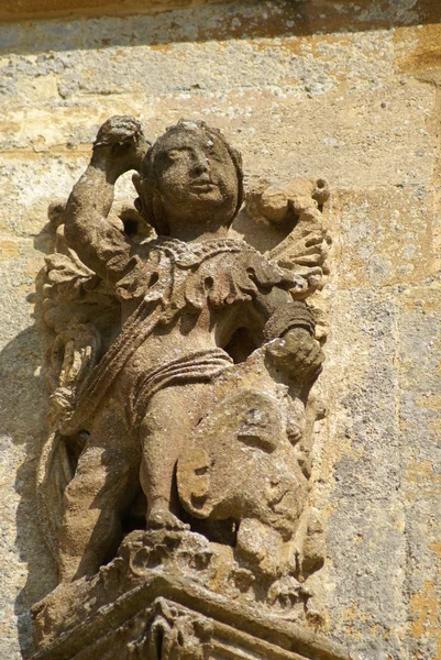 Une statue guerrière avec un bouclier — Photo