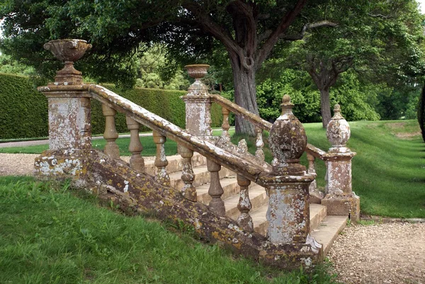 花园的步骤、 栏杆、 骨灰瓮和地球仪 — 图库照片