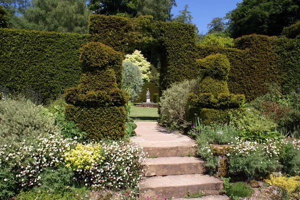 Garden entrance with a hedge and yew topiary — Stock Photo, Image