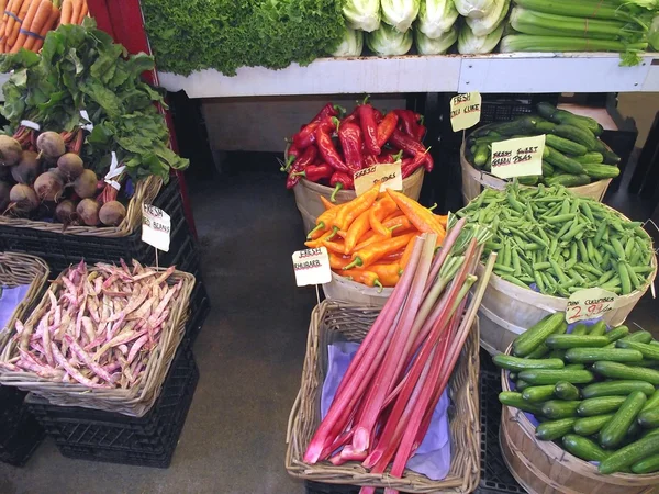 Produits d'épicerie. exposition de légumes sur un marché — Photo