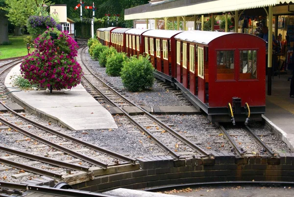 Trem vermelho vintage em uma ferrovia na Inglaterra — Fotografia de Stock