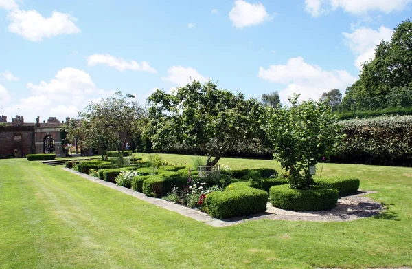 Jardin du Château de Herstmonceux à Herstmonceux, Sussex Est, Angleterre, Europe — Photo