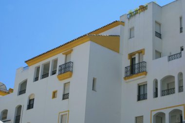 dış pencere balkon ile