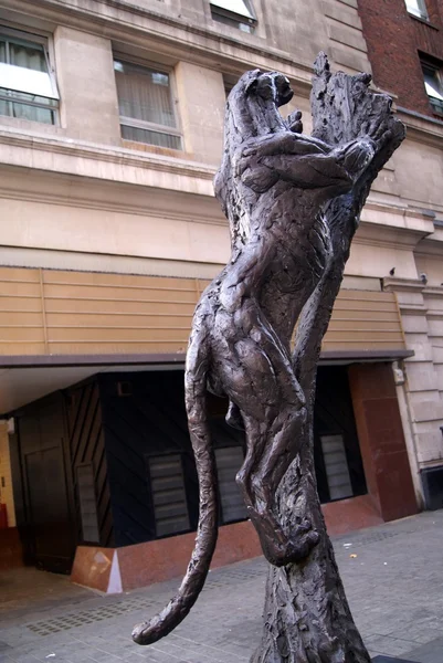 Pantera estatua de bronce o escultura en Londres Inglaterra —  Fotos de Stock