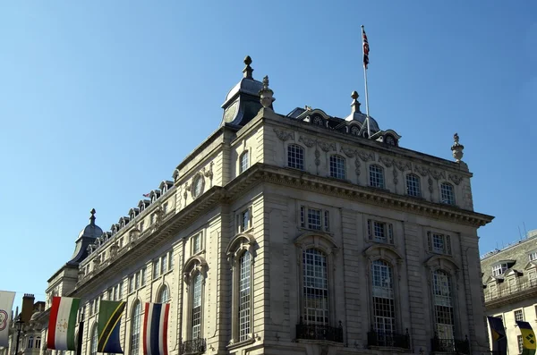 Decoración al aire libre de banderas en Piccadilly, Londres, Inglaterra —  Fotos de Stock